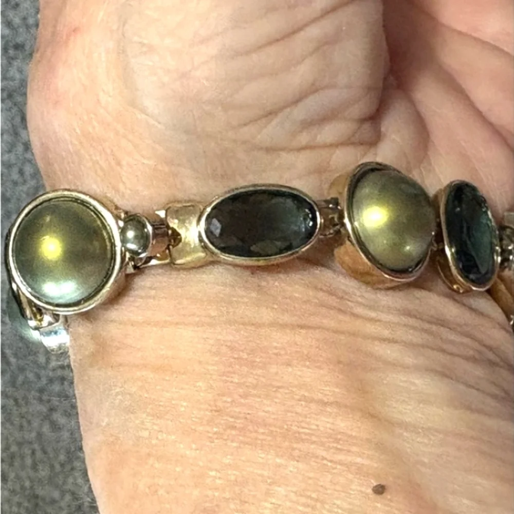 MONET VINTAGE ROUND OLIVE GREEN AND OVAL BLACK GLASS GOLD-TONE 7.5